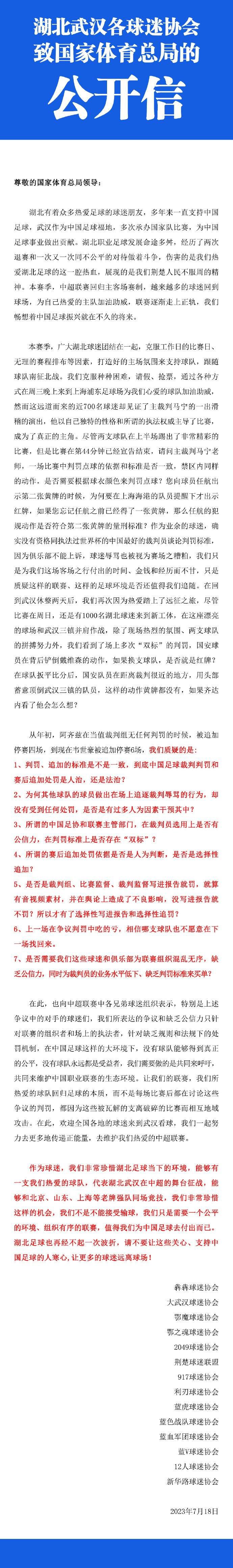 她忍着身上的疼痛向满身疮痍的小王虫慢慢接近。